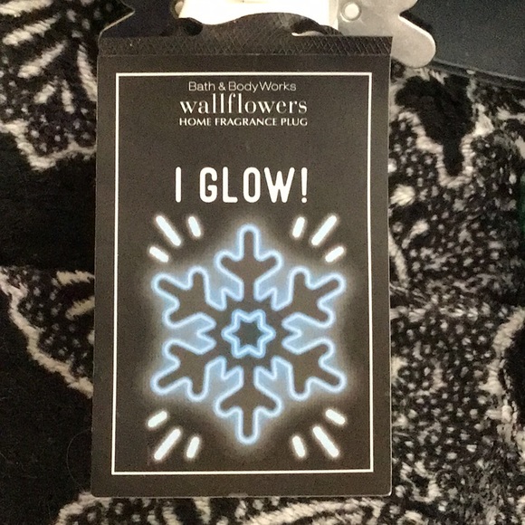 ❄️ Bath and body works light up snowflake wallflower plug and refill - Picture 2 of 4